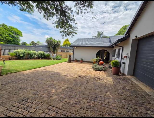 3 BEDROOM HOUSE FOR SALE IN SINOVILLE